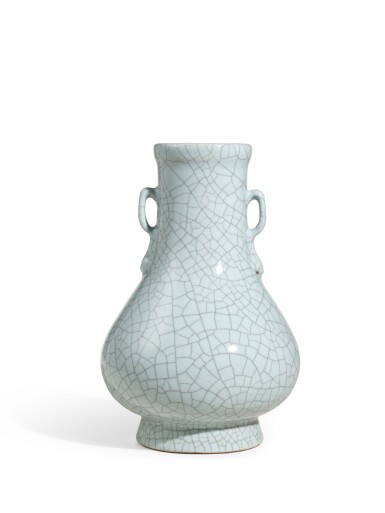 A fine and rare Ge-type hu-form vase, Seal mark and period of Qianlong